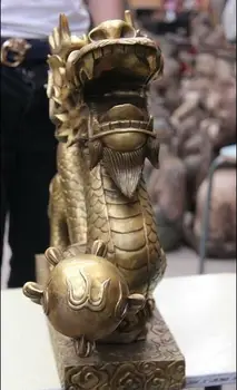 Китайский Бронзовый Медный Фэн-шуй Благоприятный Fly Dragon Hold Статуя из бисера Скульптура